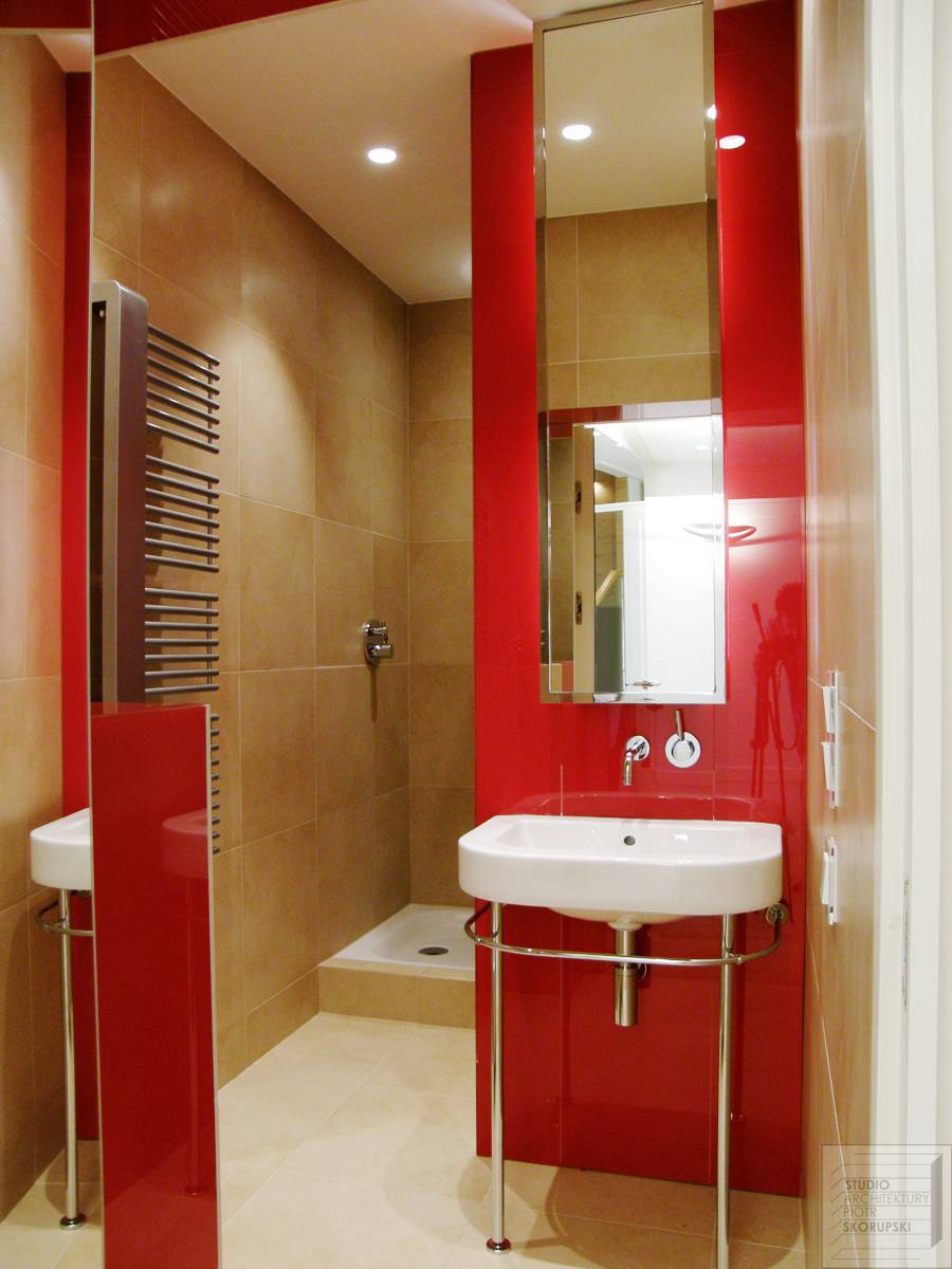 czerwone elementy w łazience